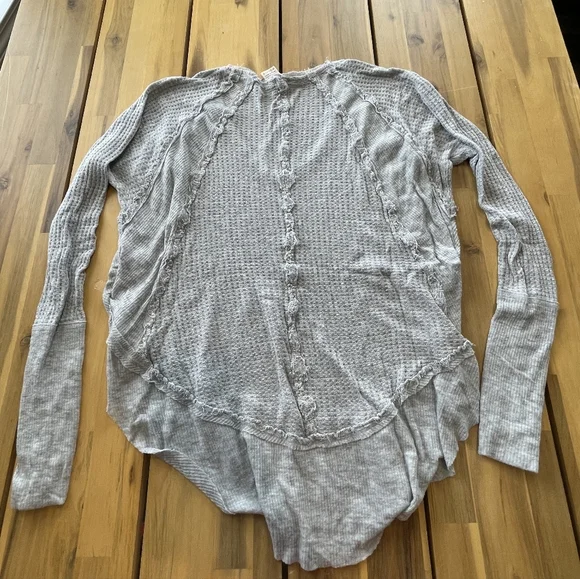 We The Free People Gray Waffle Knit Distressed Long Sleeve Blouse Size Xs - Picture 2 of 3